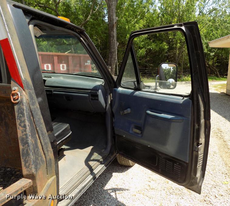 image for item DB9557 1993 Ford F350 flatbed pickup truck