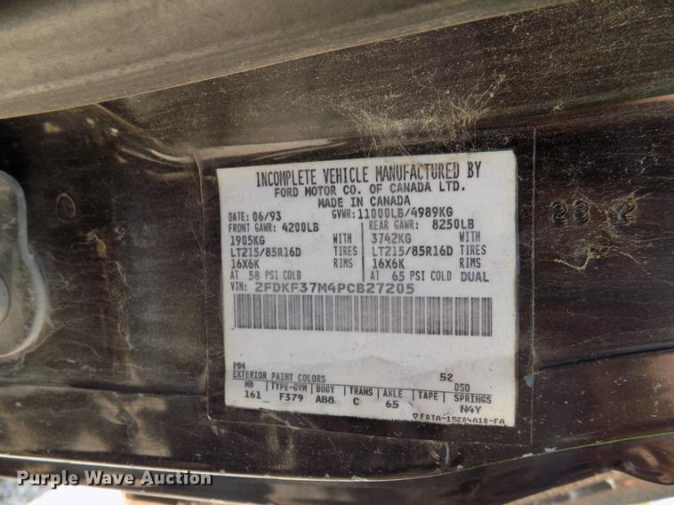 image for item DB9557 1993 Ford F350 flatbed pickup truck