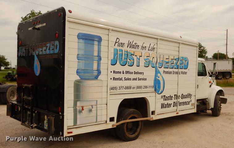 image for item DC8691 2001 International 4700 box truck