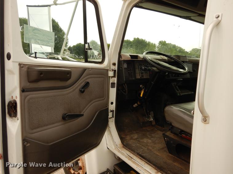 image for item DC8691 2001 International 4700 box truck