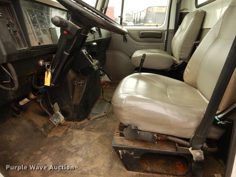 image for item DC8691 2001 International 4700 box truck