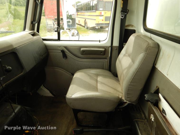 image for item DC8691 2001 International 4700 box truck