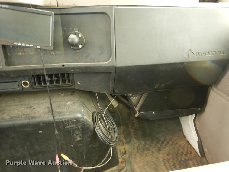 image for item DC8691 2001 International 4700 box truck