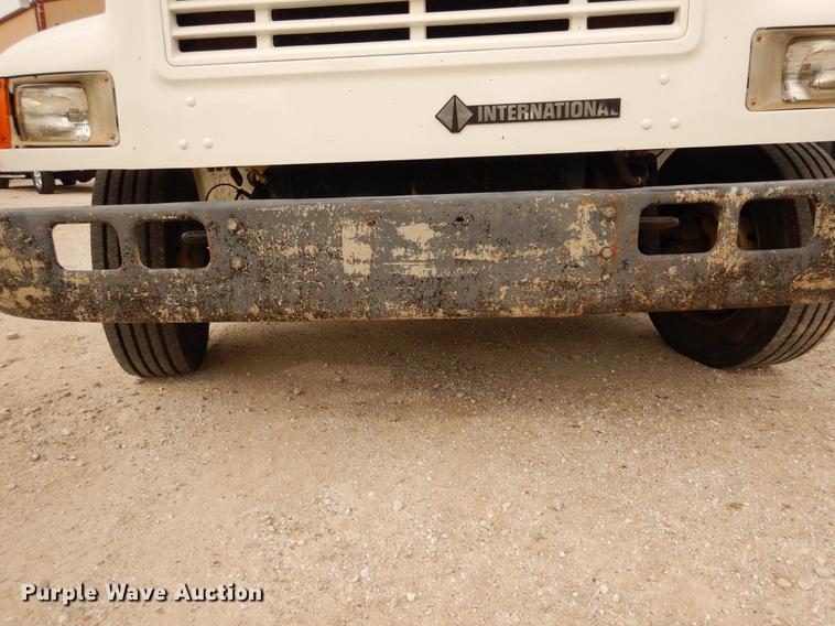 image for item DC8691 2001 International 4700 box truck