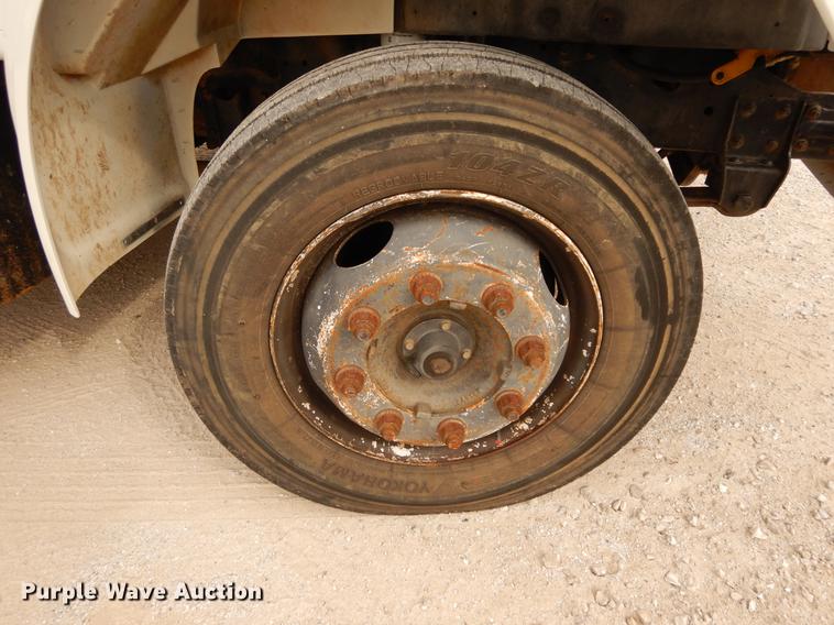 image for item DC8691 2001 International 4700 box truck