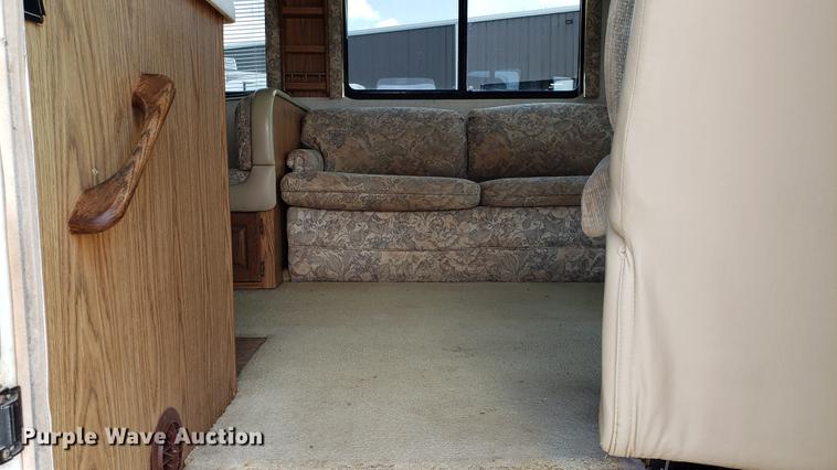 image for item DD4756 2000 Ford Dolphin RV