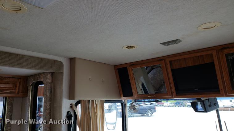 image for item DD4756 2000 Ford Dolphin RV