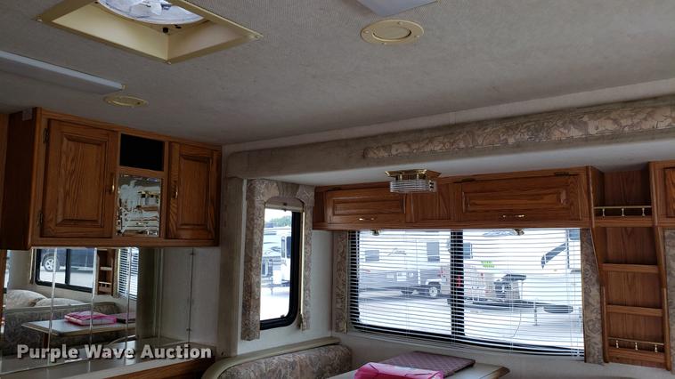 image for item DD4756 2000 Ford Dolphin RV