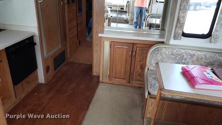 image for item DD4756 2000 Ford Dolphin RV