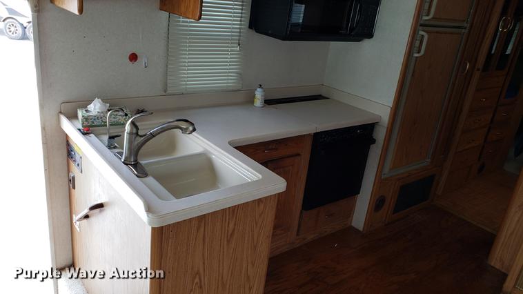 image for item DD4756 2000 Ford Dolphin RV