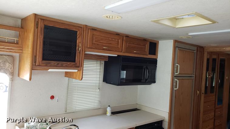 image for item DD4756 2000 Ford Dolphin RV