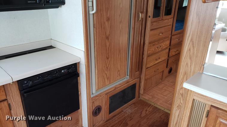 image for item DD4756 2000 Ford Dolphin RV