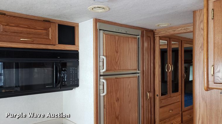 image for item DD4756 2000 Ford Dolphin RV