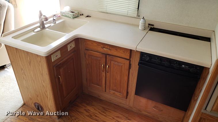 image for item DD4756 2000 Ford Dolphin RV