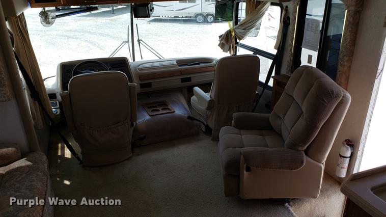 image for item DD4756 2000 Ford Dolphin RV