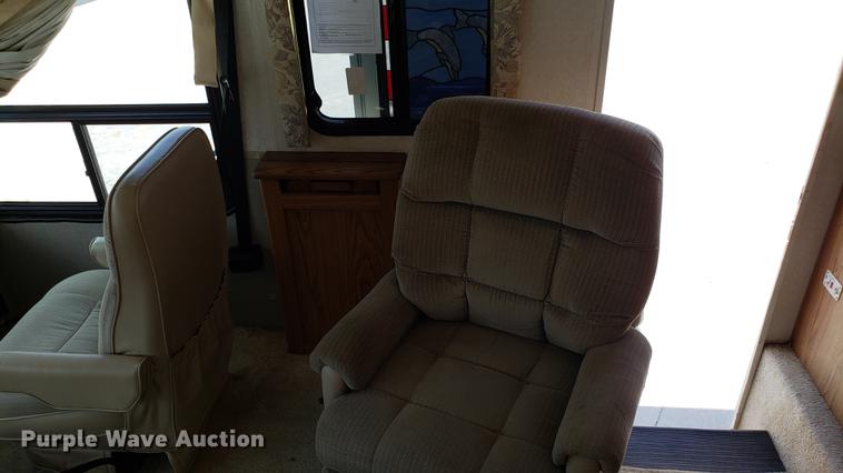 image for item DD4756 2000 Ford Dolphin RV