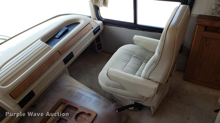 image for item DD4756 2000 Ford Dolphin RV