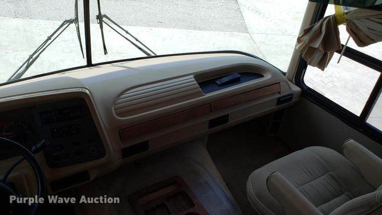 image for item DD4756 2000 Ford Dolphin RV