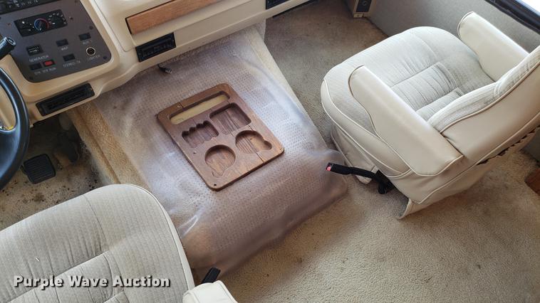 image for item DD4756 2000 Ford Dolphin RV