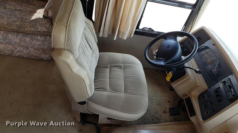image for item DD4756 2000 Ford Dolphin RV