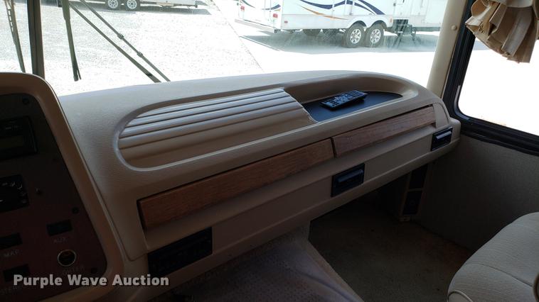 image for item DD4756 2000 Ford Dolphin RV