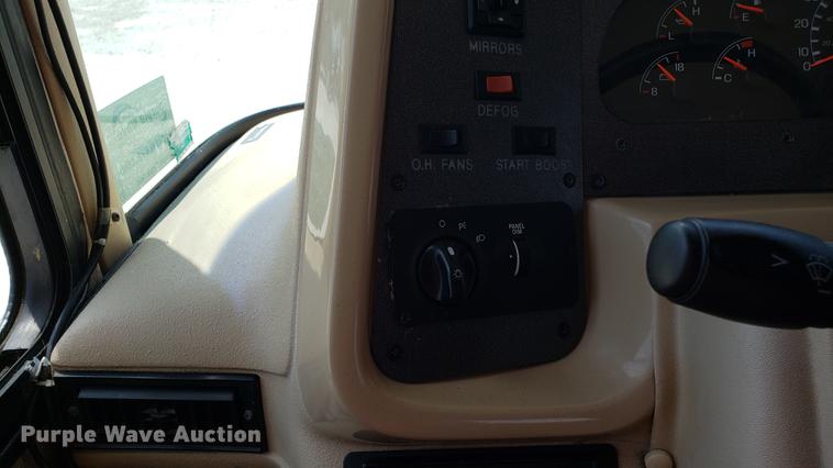 image for item DD4756 2000 Ford Dolphin RV