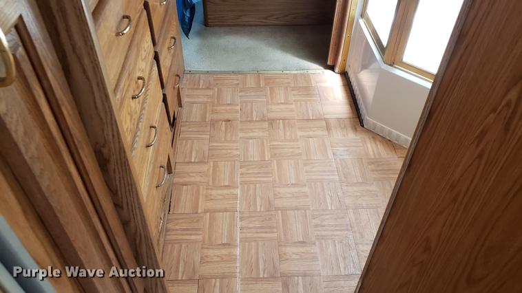 image for item DD4756 2000 Ford Dolphin RV