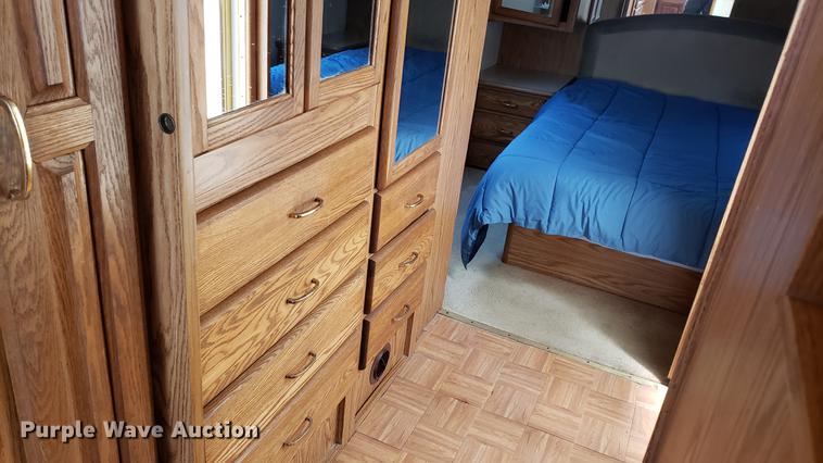 image for item DD4756 2000 Ford Dolphin RV