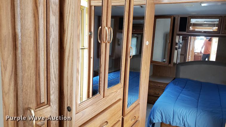 image for item DD4756 2000 Ford Dolphin RV