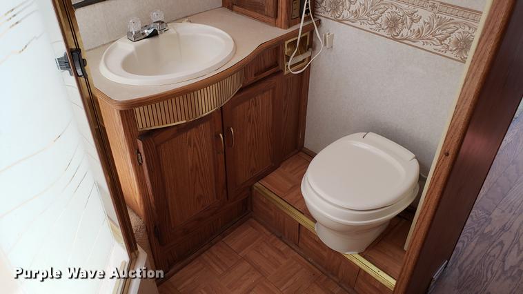 image for item DD4756 2000 Ford Dolphin RV