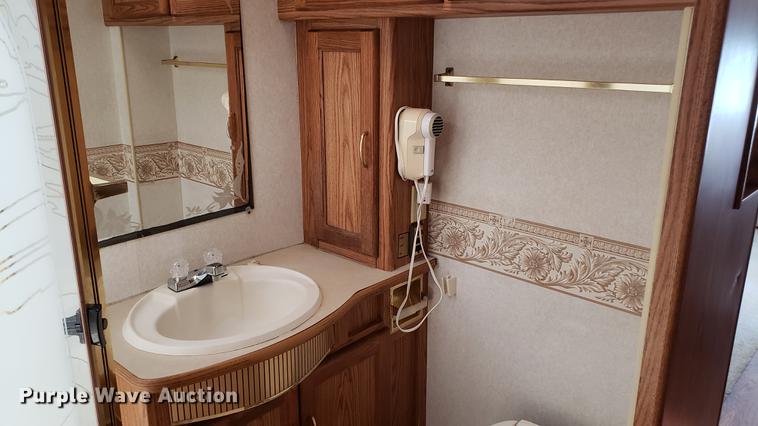 image for item DD4756 2000 Ford Dolphin RV