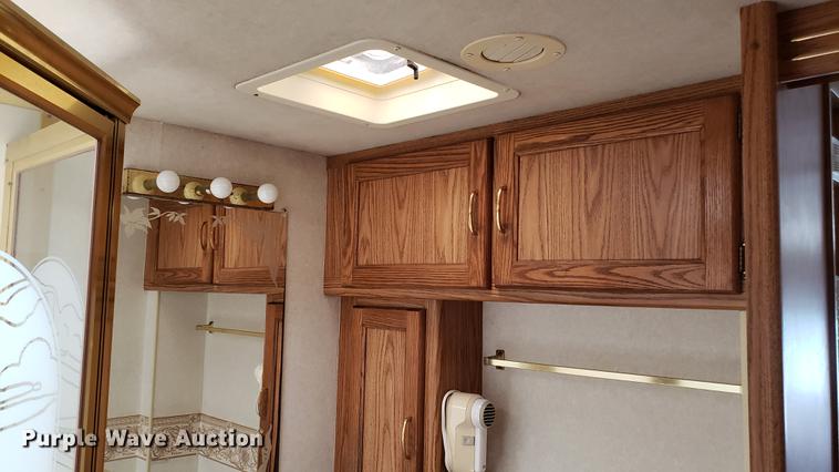 image for item DD4756 2000 Ford Dolphin RV