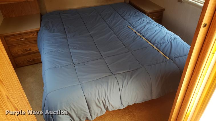 image for item DD4756 2000 Ford Dolphin RV