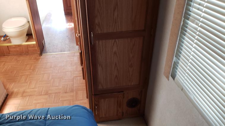 image for item DD4756 2000 Ford Dolphin RV