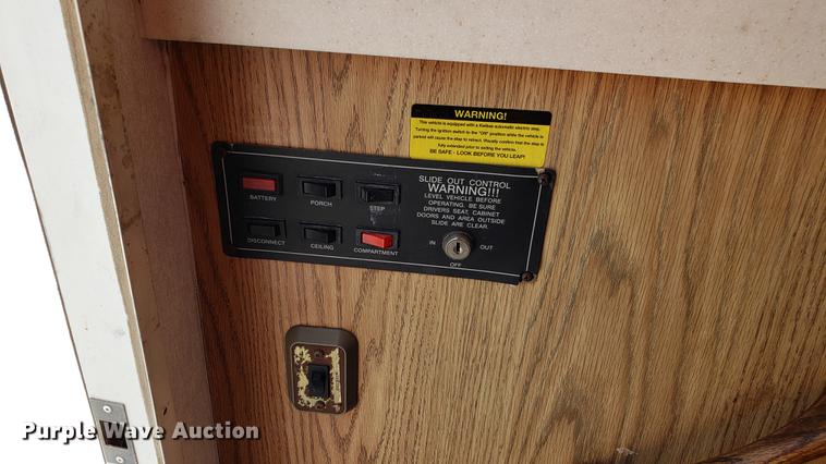 image for item DD4756 2000 Ford Dolphin RV