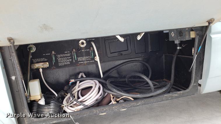 image for item DD4756 2000 Ford Dolphin RV