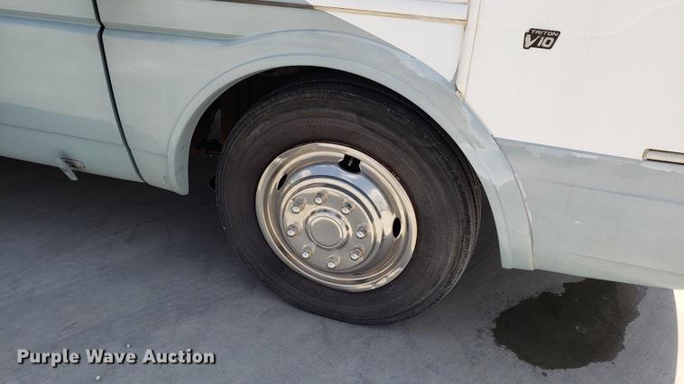 image for item DD4756 2000 Ford Dolphin RV