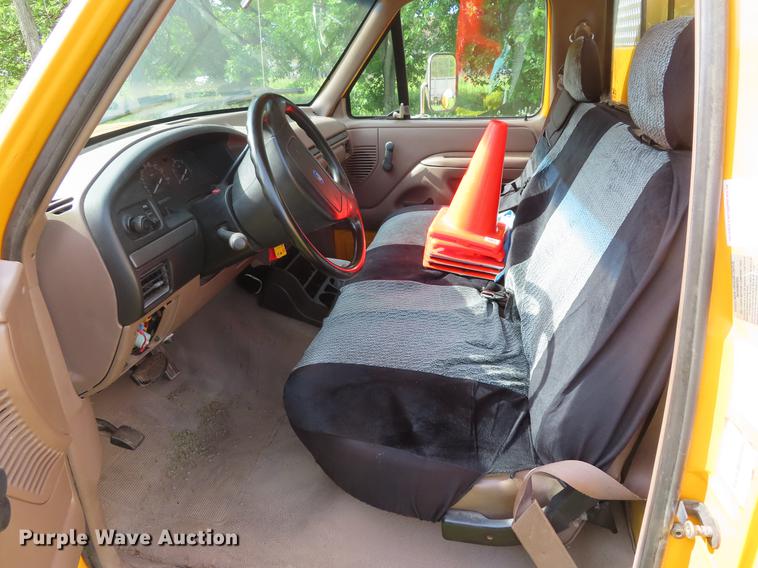 image for item DD6172 1994 Ford F450 Super Duty utility truck