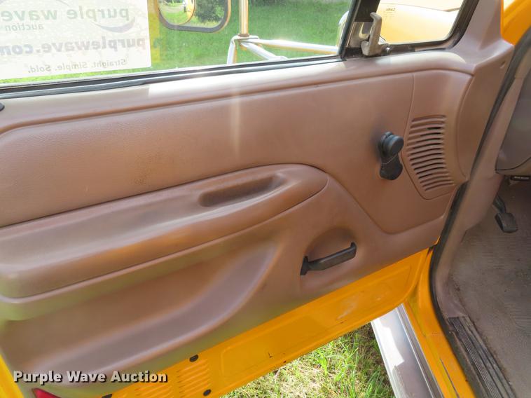 image for item DD6172 1994 Ford F450 Super Duty utility truck