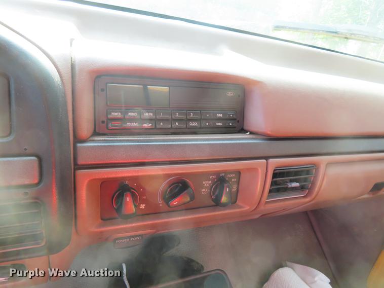 image for item DD6172 1994 Ford F450 Super Duty utility truck