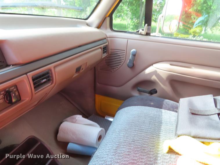 image for item DD6172 1994 Ford F450 Super Duty utility truck