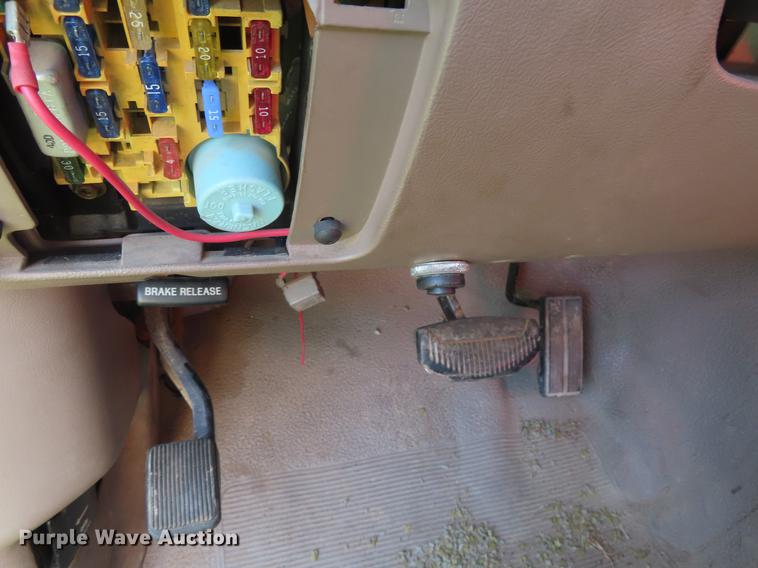 image for item DD6172 1994 Ford F450 Super Duty utility truck