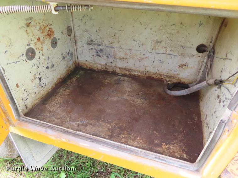 image for item DD6172 1994 Ford F450 Super Duty utility truck