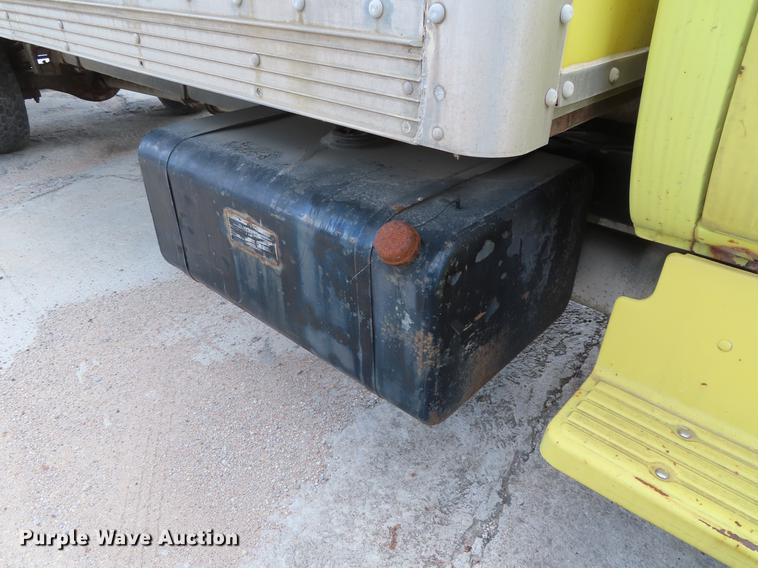 image for item DD6179 1988 GMC 7000 box truck