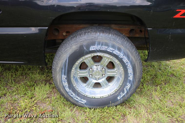 image for item DD8226 2005 Chevrolet Silverado 1500 Ext. Cab pickup truck