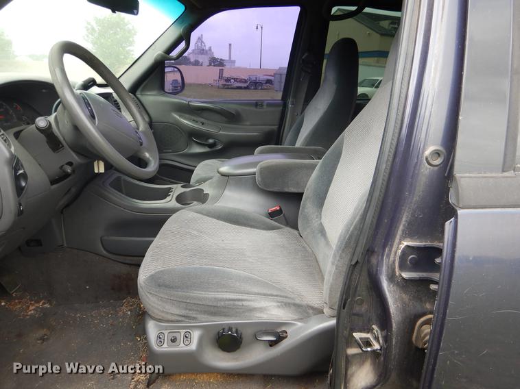 image for item DE3975 1999 Ford Expedition XLT SUV