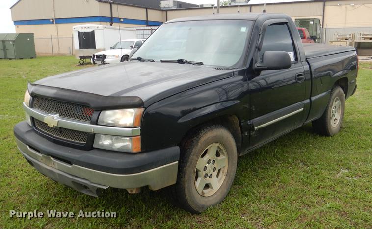 image for item DE3976 2004 Chevrolet Silverado 1500 pickup truck