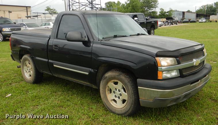 image for item DE3976 2004 Chevrolet Silverado 1500 pickup truck