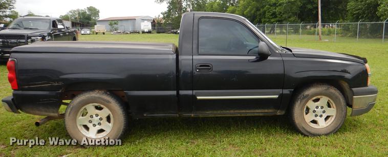 image for item DE3976 2004 Chevrolet Silverado 1500 pickup truck