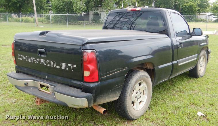 image for item DE3976 2004 Chevrolet Silverado 1500 pickup truck